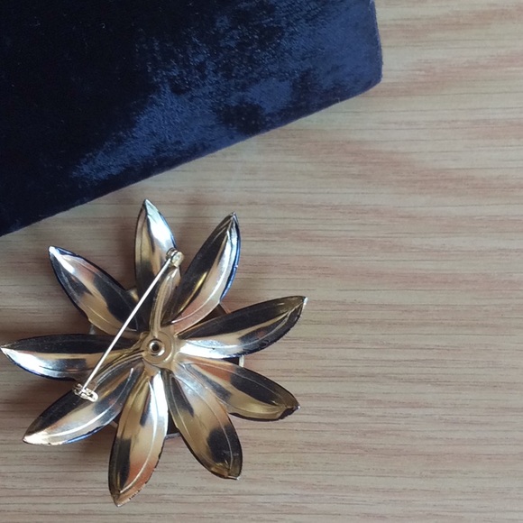 Vintage Red yellow and black brooch with gold back - Picture 4 of 4